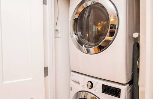 Harrison Lenox Apartment | 2 Bedroom Unit w/Elevator & In-Unit Laundry