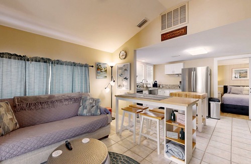Saint Simons Island Cottage | 2 Minute Walk to Beach, Pet Friendly, Hot Tub, Convenient Private Parking