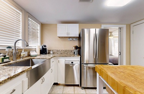 Saint Simons Island Cottage | 2 Minute Walk to Beach, Pet Friendly, Hot Tub, Convenient Private Parking
