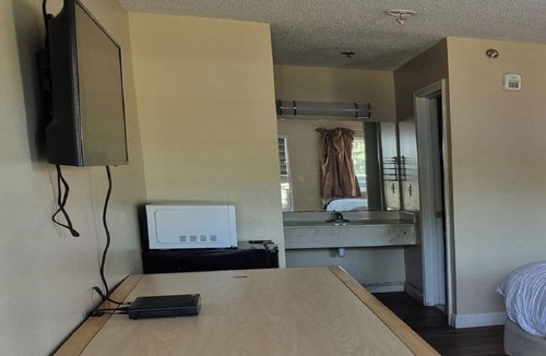 Chickamauga Hotel | 2 Quiet King Rooms Ideal for Budget Travelers Visiting Chickamauga