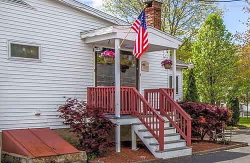 Brunswick Hotel | 2-Star Hotel ∙ Rodeway Inn & Suites Brunswick near Hwy 1