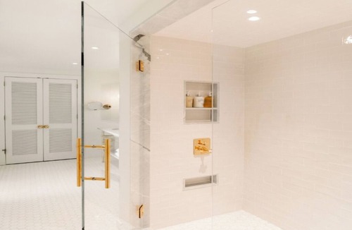 Irvington Hotel | 2 Suites Ideal for Families & Groups — Relaxing Waterfront Experience!