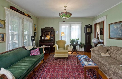 Shelburne Apartment | 2 Twin beds on 1st floor with En-suite bathroom.