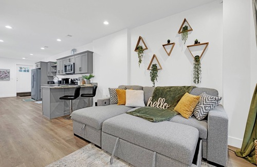 Oakland Apartment | 2BR Brownstone 7-minutes to Event Centers, Downtown, & Beach