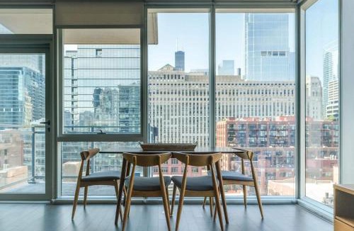 Downtown Chicago Apartment | 2BR Modern Apartment With Balcony & Fast Wi-Fi