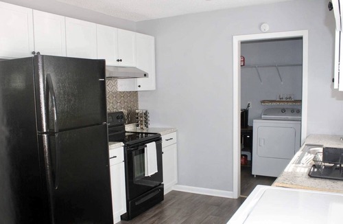 Lyons House | 3 bdrm w basketball court & fire pit-Travel worker
