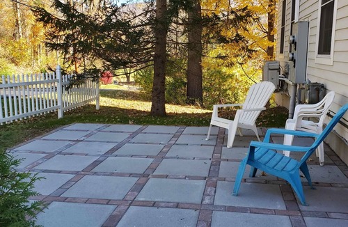 Manchester Center House | 3 Level Townhome on Private Property ~ Walk in Town ~ Spacious & Spotless