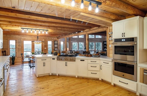 Eufaula Cabin | 3-Tier Deck + Putting Green + Steam Sauna Private Lake Eufaula Escape