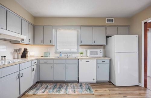 Columbus House | 4-Bed Haven Pool Table, Shuffleboard Massage Chair