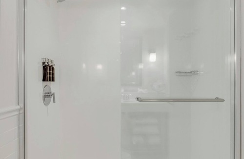 Bay Village Hotel | 4 Classy Designed Hotel Rooms with On-site Dining - A Modernist's Dream