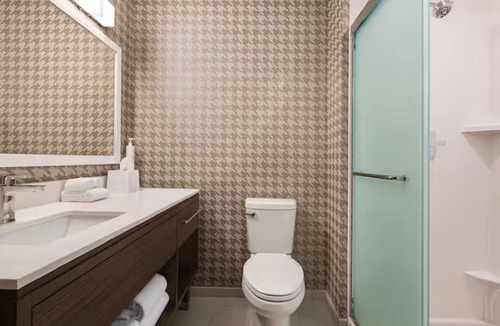 West End Hotel | 4 Refined Studio Suites Rooftop Pool! Close to Nashville Zoo!