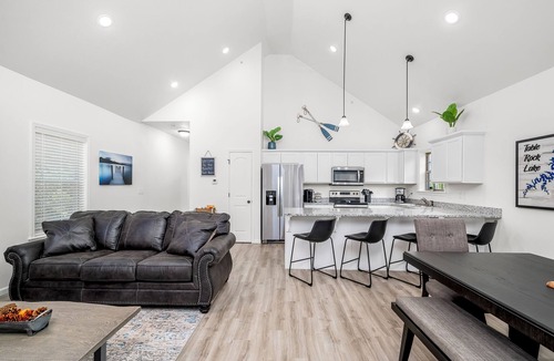 Lampe House | 4BD Spacious Group Retreat Near Table Rock Lake + Boat Launch