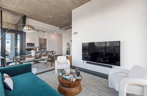 West Loop Apartment | 4BR Apt Same Floor Combo Group Stays Top Amenities