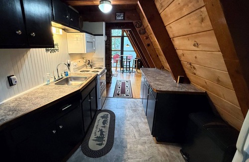 Bethlehem House | 4M Cozy A-Frame in Bethlehem, NH | Fireplace, Firepit & Close to Skiing & Trails. Dogs welcome!