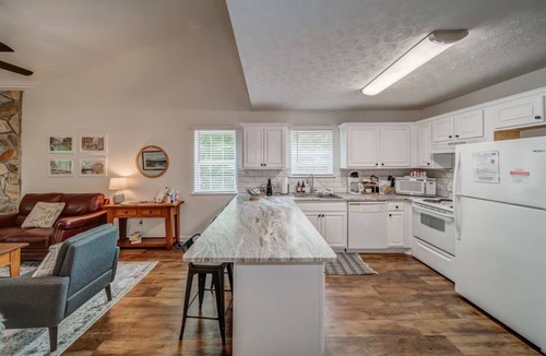 Helen Cottage | A+ Location, Super Clean! Only 1 mile to downtown Helen. Private Hot Tub!