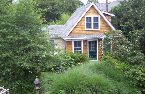 Newport Cottage | Adorable 2 bdrm Cottage. Walk to Beach. Surrounded by gardens.