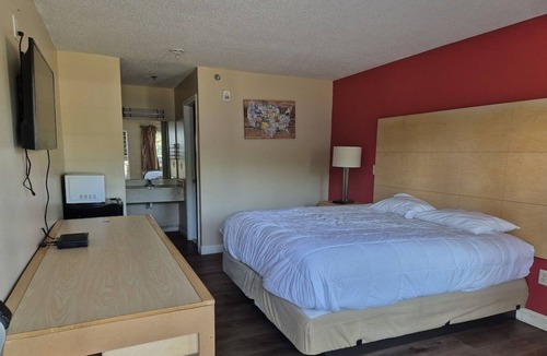 Chickamauga Hotel | Affordable Queen Bed Room w/Easy Access to Fun Chattanooga Spots