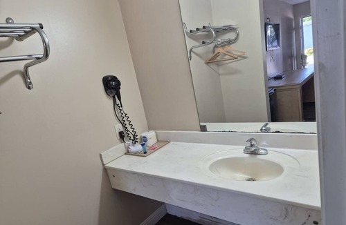 Chickamauga Hotel | Affordable Queen Bed Room w/Easy Access to Fun Chattanooga Spots