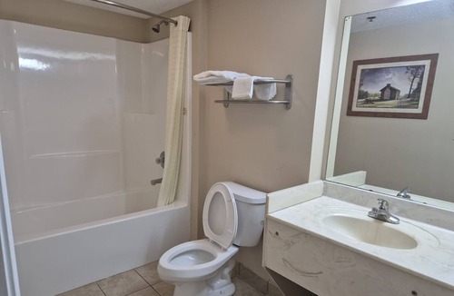 Chickamauga Hotel | Affordable Queen Bed Room w/Easy Access to Fun Chattanooga Spots