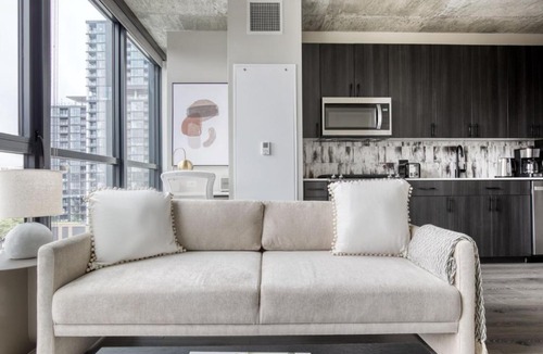 Near West Side Apartment | Airy Loop Studio w pool gym nr L CHI-726