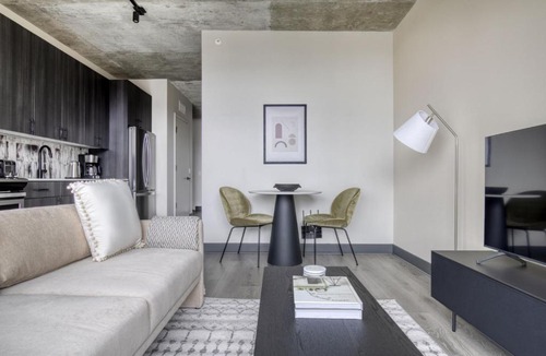 Near West Side Apartment | Airy Loop Studio w pool gym nr L CHI-726