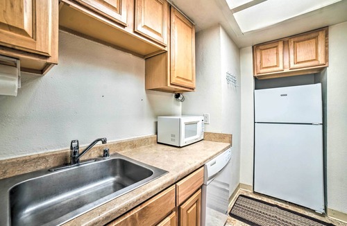 Russian Jack Park Apartment | Anchorage Escape w/Balcony ~ 4 Mi to Downtown!