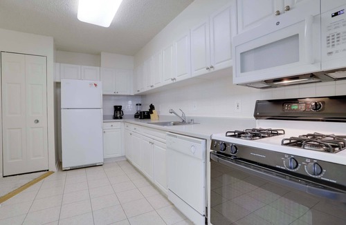 Crystal City Apartment | Apt Steps Away From Crystal City Metro Station