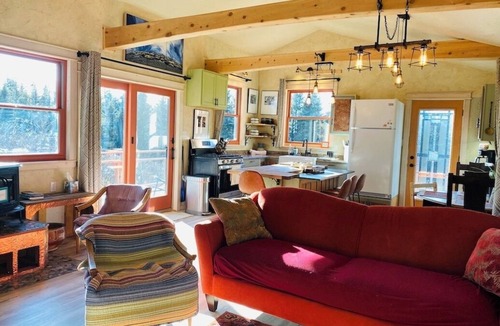 Homer Cabin | Artful and private cabin in Homer- 1 BR, close to town, sleeps four