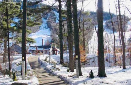 Bartlett Apartment | Attitash Mountain Village Studio - Slope View - Ski - Storyland