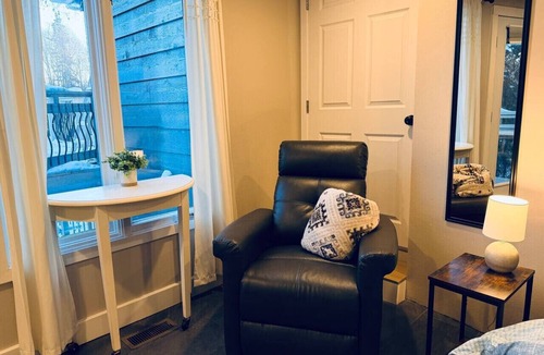 Taku - Campbell Apartment | Aurora Ridge - A Charming Studio
