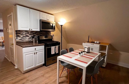 The Hill Apartment | B1-3 Walk to YALE Hospital-All Rooms with AC
