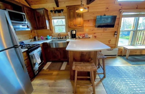 Twin Mountain Cabin | B10 Awesome "Tiny Home" A/C, Mountain Views, Minutes to Skiing, Hiking, Attractions, Dog Friendly!