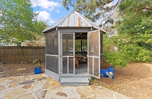 Kings Terrace House | Barefoot Bungalow - located near the Village/Pier