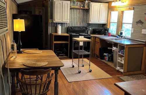 Cedar Creek Cabin | Basic Accommodation In Cedar Creek/Bastrop