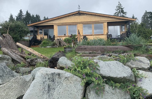 Campbell River House | Beach front Duplex on Stories beach near Campbell River