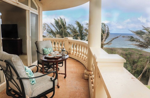 Maunaloa House | Beach Front Luxury on 3 Mile White Sand Papohaku Beach