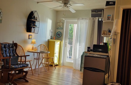 Wells Beach Condo | Beachy Condo! Cozy studio 3 minutes to Wells Beach