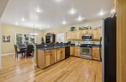Smoky Mountains Cabin | Beary Starry Night: ResortPool*MtnView*Pets*HotTub*Wifi*Secluded*Yard