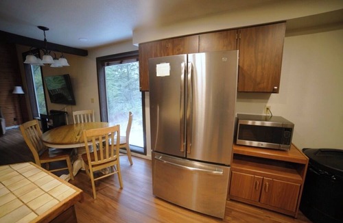 Cascade Cabin | Beautiful 3-bedroom cabin with backyard fire pit in quaint Cascade
