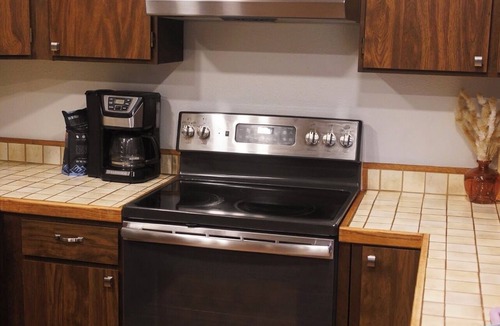 Cascade Cabin | Beautiful 3-bedroom cabin with backyard fire pit in quaint Cascade