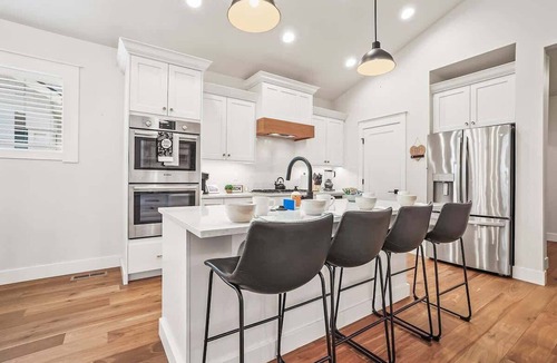 Meridian House | Beautiful Brick Bungalow Private 4 Bedroom Home