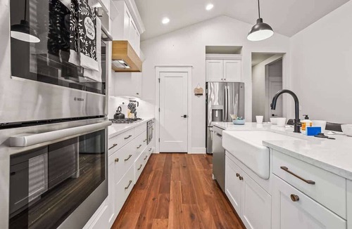 Meridian House | Beautiful Brick Bungalow Private 4 Bedroom Home