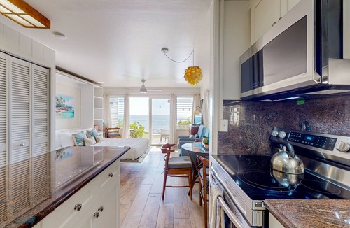 Wailua Condo | Beautiful oceanfront studio on the beach with outdoor pool & full kitchen