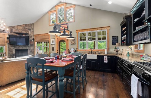 Murphy Ski Chalet | BEAUTIFUL SETTING - RIVER FRONT W/FIRE PIT!