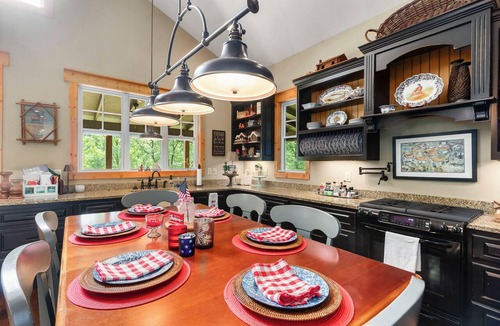 Murphy Ski Chalet | BEAUTIFUL SETTING - RIVER FRONT W/FIRE PIT!