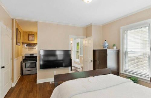 New Haven Apartment | Beautiful Studio Apartment in Historic House