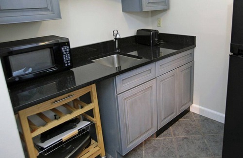 Edgecomb Apartment | Beautiful studio unit at resort, sleeps 4