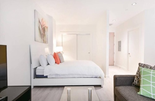 Chinatown Apartment | Beautiful Studio | Washer & Dryer | Theater District by GLS