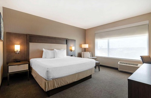 Warner Robins Hotel | Best Western Plus Executive Residency Rigby's Water World Hotel