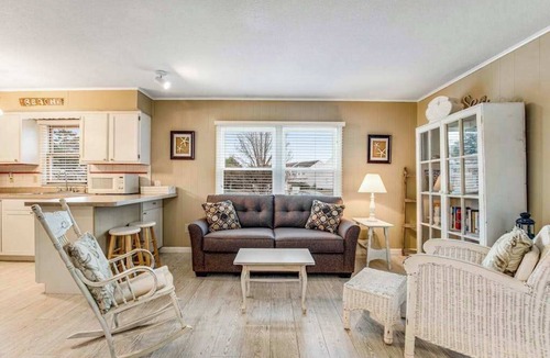 Frankford Condo | Bethany Meadows Condo w/Free WiFi, Shared Pool & Tennis Court, W/D, AC, Patio